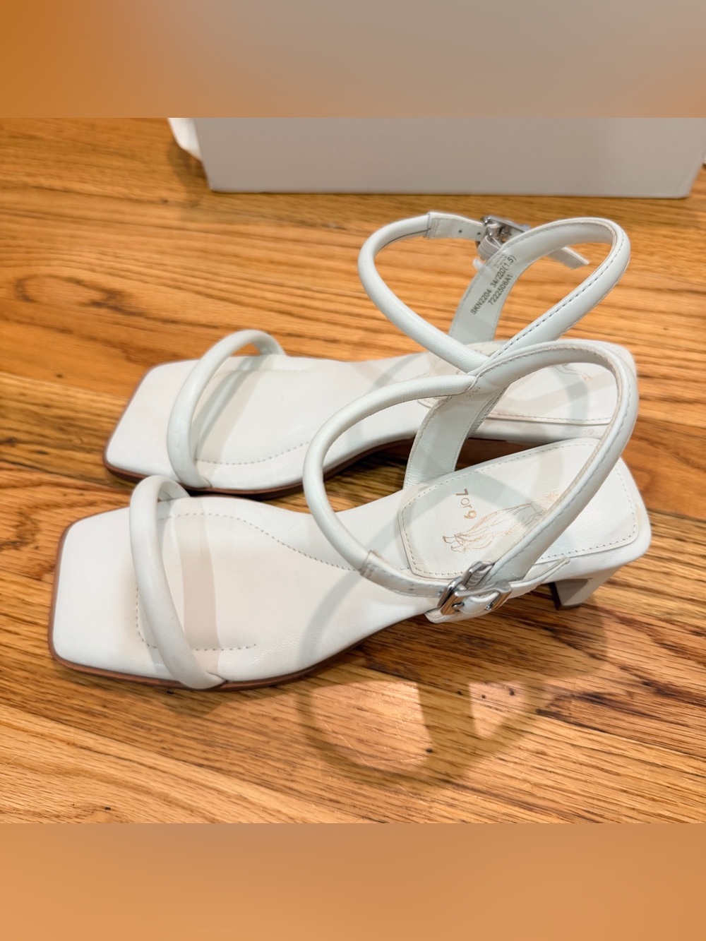 7 or 9 Udon Sandal - Picture 2 of 8